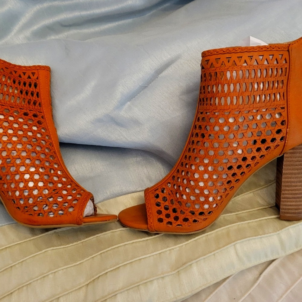 Heeled shoes
